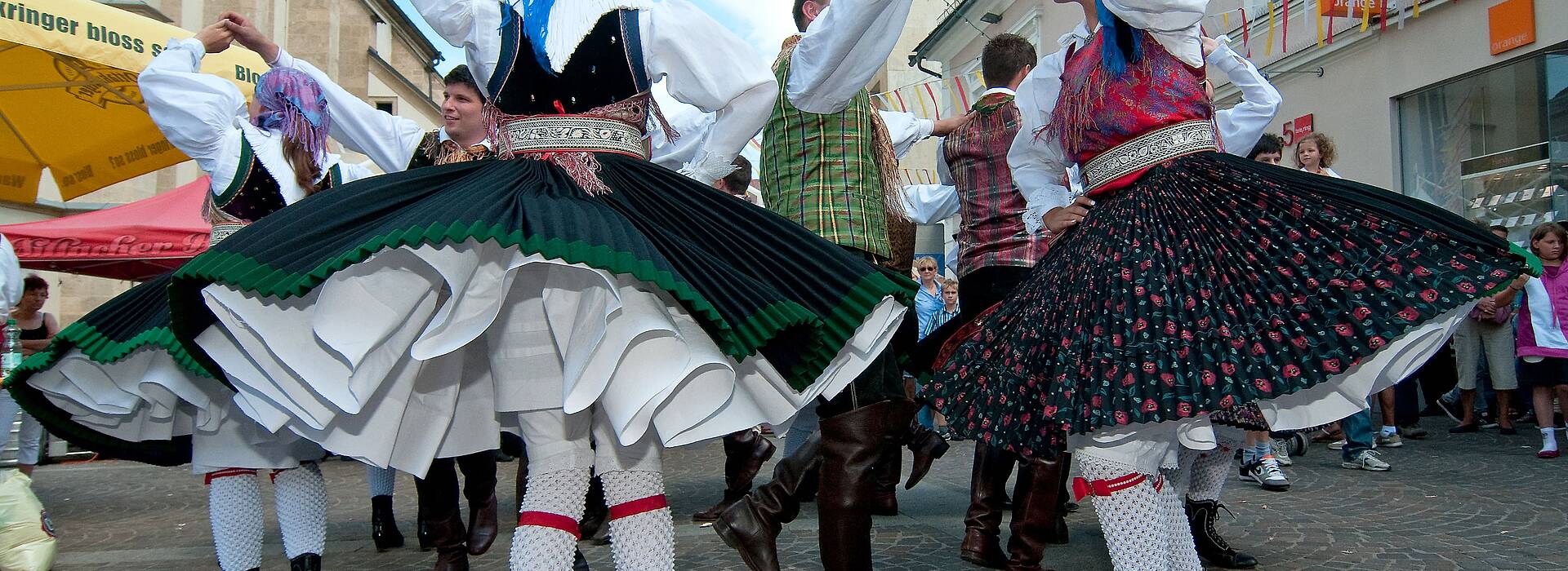 Nötsch Kufenstechen mit Gailtaler Tracht