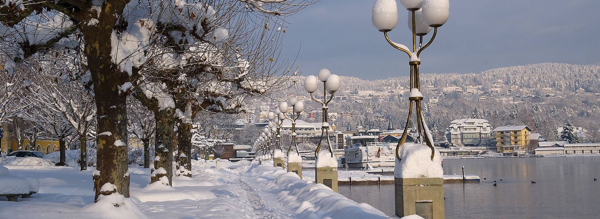 Velden tief verschneit im Winter