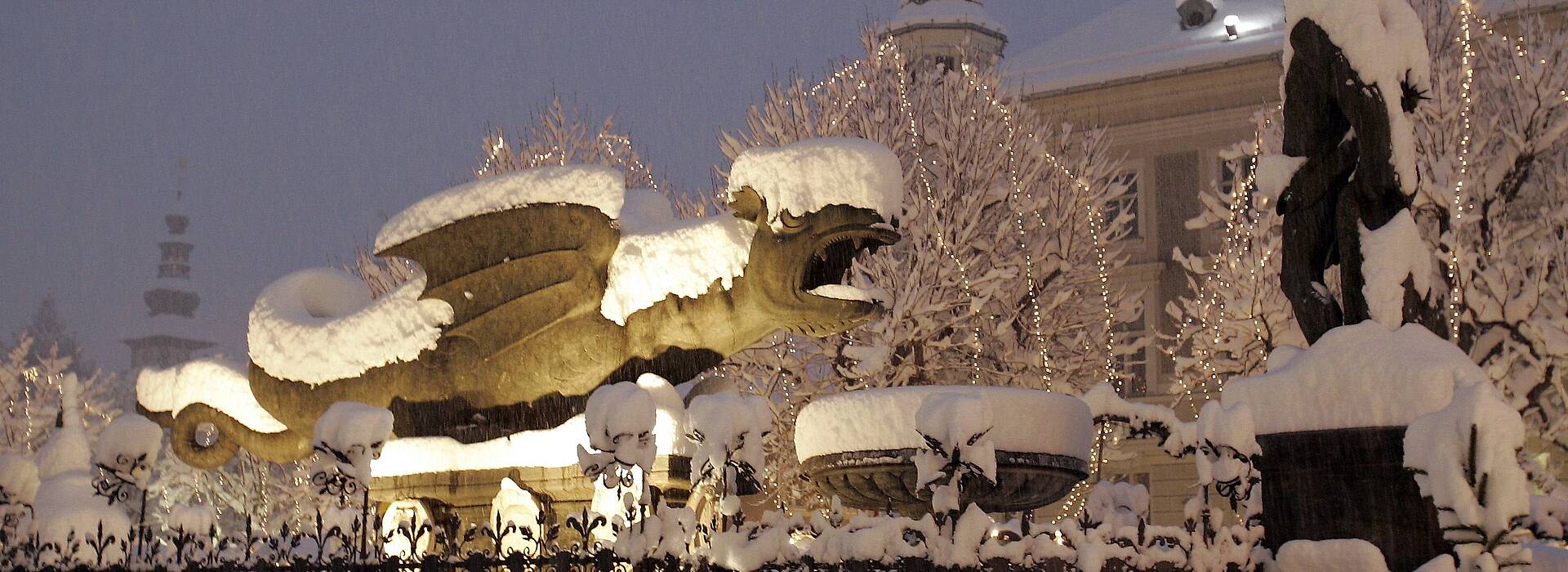 Klagenfurt am Wörthersee mit Lindwurm im Schnee