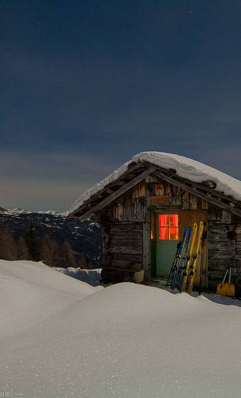 Eine schöne, alte Skihütte auf der Piste.