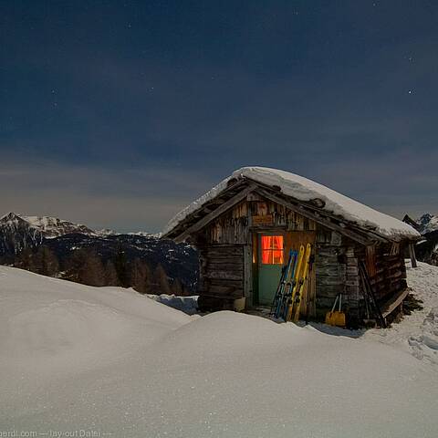 Eine schöne, alte Skihütte auf der Piste.