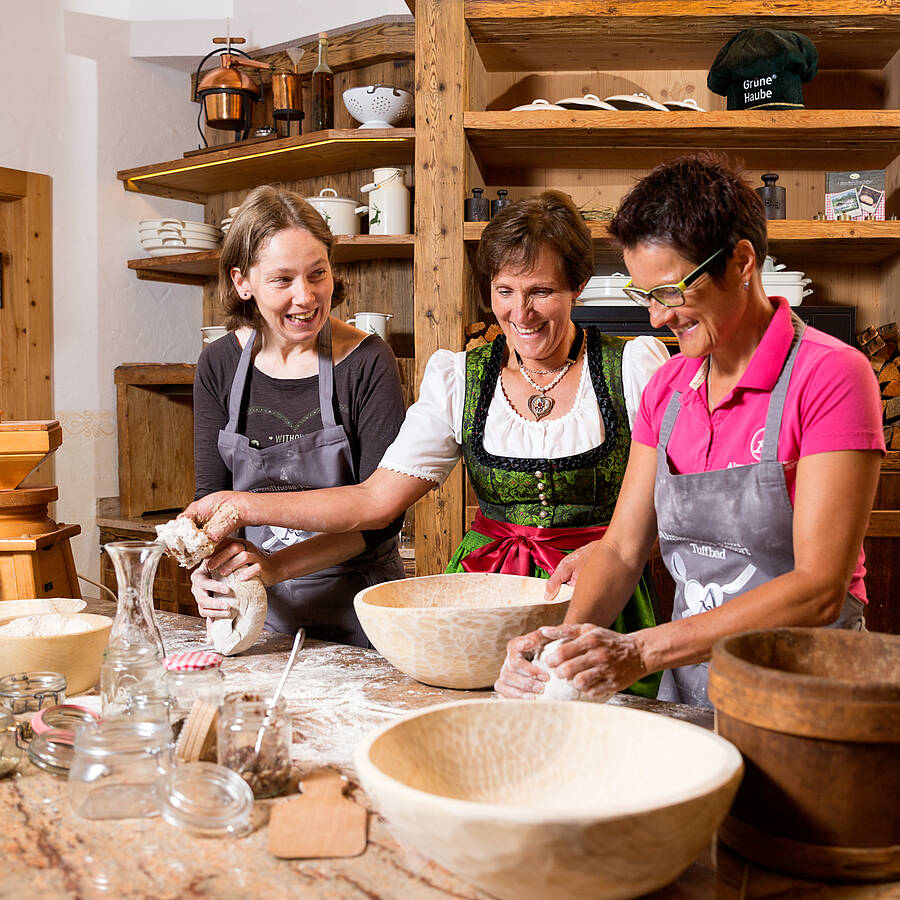 Backen des Slow Food Presidio Lesachtaler Brot